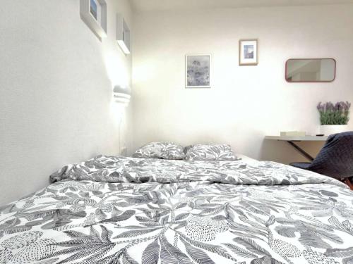 a bedroom with a bed with a comforter on it at ティエラ北池袋 in Tokyo