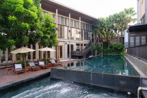 a swimming pool in the middle of a building at W1Bangkoknoi Hotel in Nonthaburi