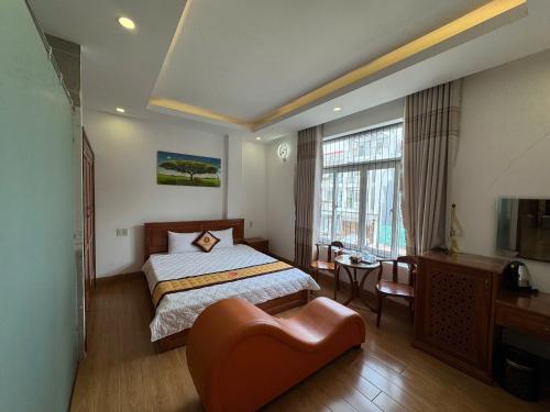 a bedroom with a bed and a couch in it at Hùng Thi Hotel in Cái Răng