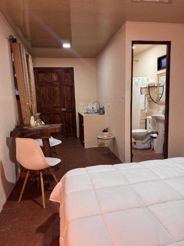 a bedroom with a bed and a sink and a toilet at Magic Lodge - Cirrí, Naranjo in Cirrí