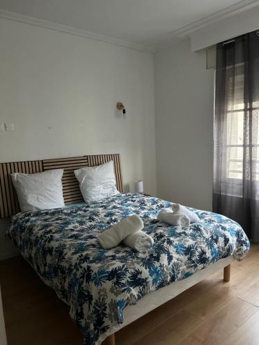 a bedroom with a bed with two stuffed animals on it at L Écrin d or in Montluçon