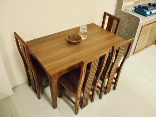 カトマンズにあるThe Abodeの木製のテーブルとその周りに置かれたたくさんの椅子