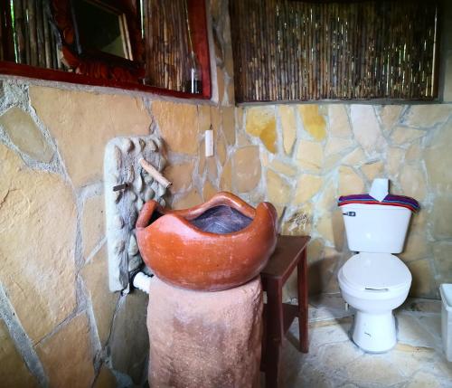 a bathroom with a toilet and a bidet at Ecolodge Rancho del Lago in Santomé
