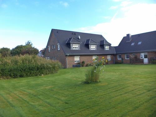 a house with a green yard with a house at Landgasthof Fegetasch in Neukirchen