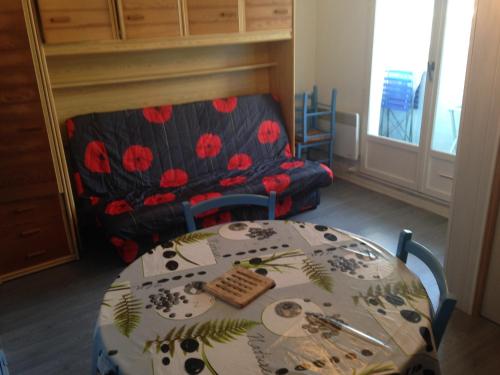 サンティレール・ド・リエにあるLa Triereのテーブル、椅子、ソファが備わる客室です。