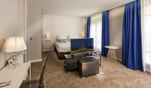 Ein Sitzbereich in der Unterkunft Hôtel Paris Vaugirard