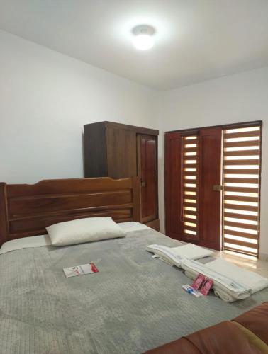 a bedroom with a bed with two towels on it at Monoambiente Confortable, Muy Próximo a Calacoto in La Paz