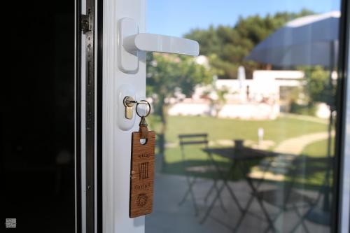 a door opener with a door tag on it at Vila Louro in Santa Cruz