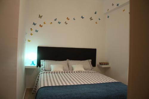 a bedroom with a bed with stars on the wall at Apartamento moderno cerca del centro in Málaga