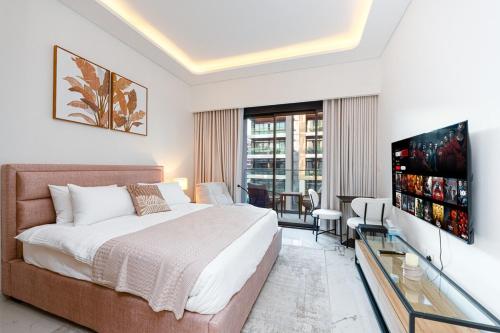 Modern Std Near Burj Khalifa with Pool and City Views