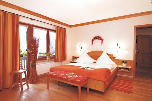 Postel nebo postele na pokoji v ubytování Hotel zum Breitenberg