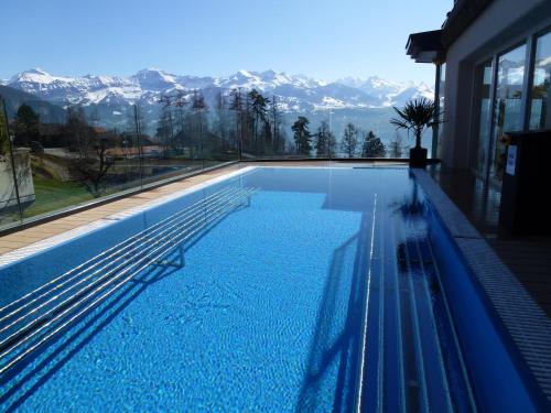 una piscina con vistas a las montañas en Solbadhotel Sigriswil, en Sigriswil