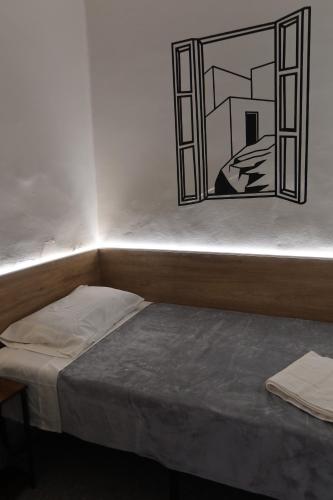 a bed in a room with a window on the wall at Casa Saratoga in Mexico City