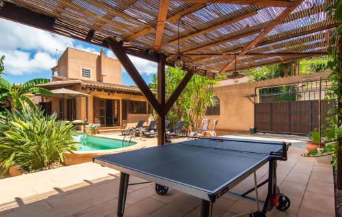 eine Tischtennisplatte auf einer Terrasse mit Pool in der Unterkunft Es Regaro in Capdepera