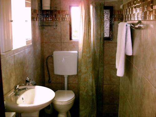 A bathroom at Summer Lodge
