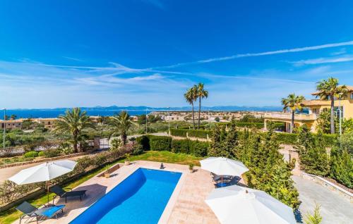 an aerial view of a swimming pool with umbrellas at Redrema in Llucmajor