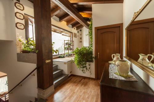 a hallway with wooden floors and a staircase with a window at Alle Robinie in Pradamano