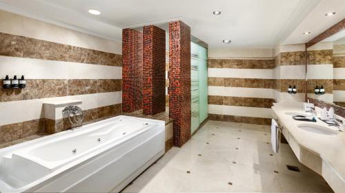 Millennium Al Aqeeq Hotel