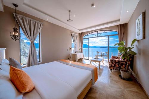a bedroom with a large bed and a large window at Jade moon in Dali