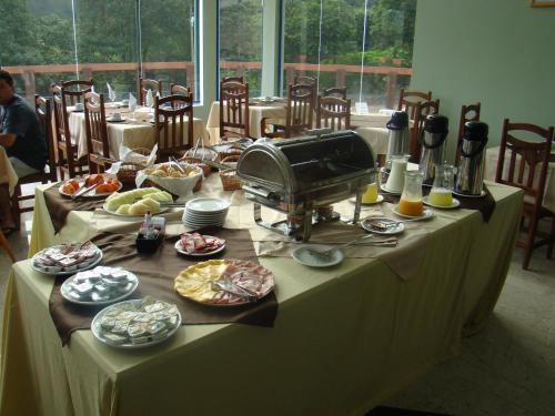 een tafel met borden eten erop bij Camping Quedasdagua in Itu