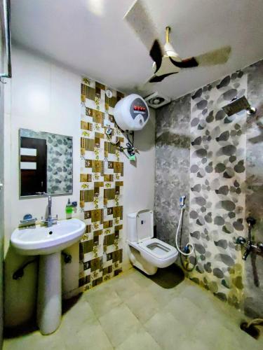 a bathroom with a sink and a toilet at Hotel Sanwariya in Kot Pūtli