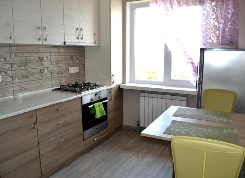 Køkken eller tekøkken på Apartment on Bogdana Gavrilishyna 3