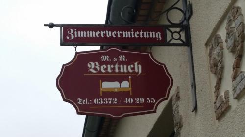 ein Schild an der Seite eines Gebäudes in der Unterkunft Zimmervermietung M&R Bertuch in Jüterbog