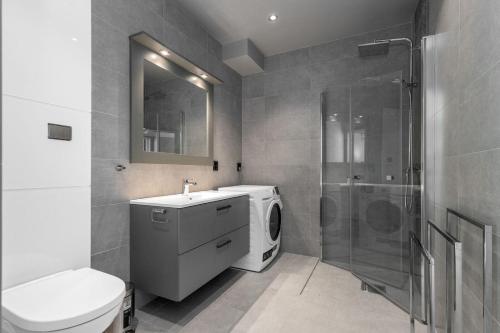 a bathroom with a toilet sink and a shower at Riddertunets toppleilighet in Beitostøl