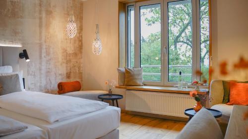 a bedroom with a bed and a window at Hotel Leinsweiler Hof in Leinsweiler