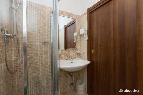 Bilik mandi di Hotel Desirèe