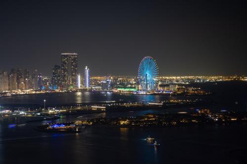 Luxury 1BR on Palm Jumeirah with Pool Access and Beach