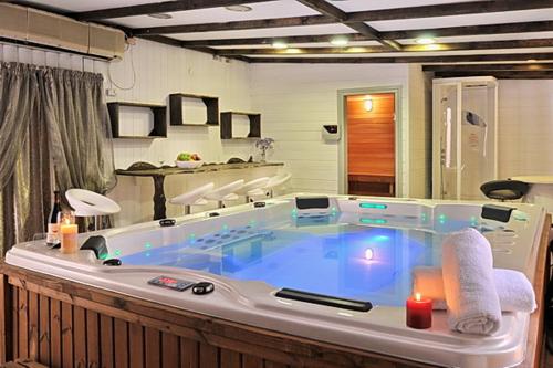 a large jacuzzi tub with a candle in a bathroom at אחוזת האושר in Tiberias
