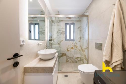B1 Bright 2BR Haven w Balcony, Kingbed & Parking!