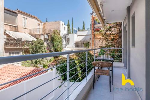 B1 Bright 2BR Haven w Balcony, Kingbed & Parking!