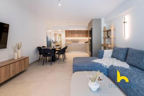 B1 Bright 2BR Haven w Balcony, Kingbed & Parking!