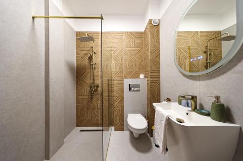 a bathroom with a sink and a toilet and a mirror at Branovia in Bran