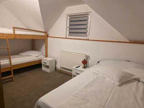 a bedroom with two bunk beds and a window at Cabana Maly in Petroşani