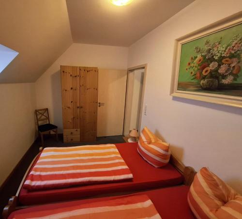 a bedroom with a bed and a painting on the wall at Ferienwohnanlage John Alter Stall in Burg