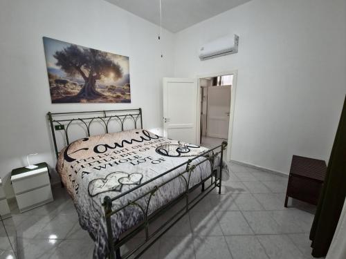 a bedroom with a bed and a painting on the wall at ViaGiotto Guest House in Certaldo