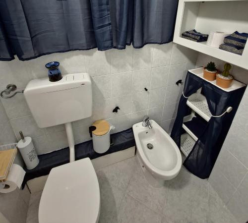 a small bathroom with a toilet and a bidet at ViaGiotto Guest House in Certaldo