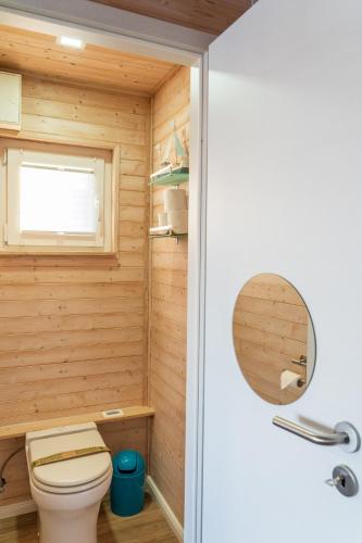 a bathroom with a toilet and a window at Hausboot Baltic Goose in Burgtiefe auf Fehmarn 