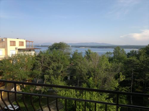 una vista dell'acqua dal balcone di una casa di Kovachevi House a Primorsko