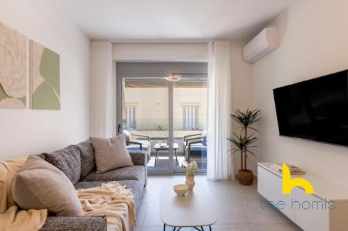 Chic 2BR Family Stay w Outdoor Dining & Parking!