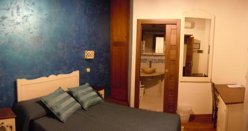 FelittoにあるAl Vicolo del Cilentoのベッドルーム1室(ベッド1台付)、バスルーム(シンク付)