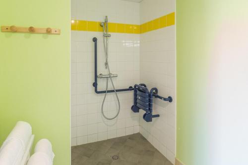 Kylpyhuone majoituspaikassa Pressoir Hôtel