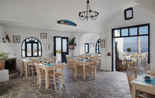 Un restaurante o sitio para comer en Finikia Memories Hotel