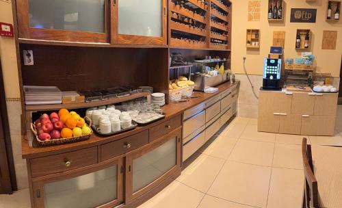 a kitchen with a buffet with fruits and drinks at Aliança Alojamento Local in Guarda