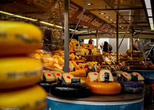 a market with lots of sushiokookookookookookookookookooko at Houseboat 'Boat Boutique' in Zwolle