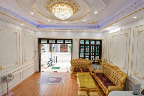a living room with a couch and a ceiling at Thuỳ Dương Hotel Cao Bằng in Bảo Lạc
