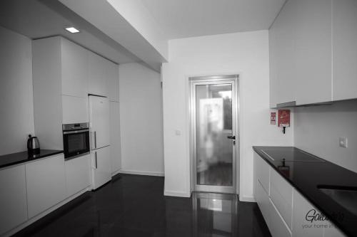 Quiet 3BR Flat - City Center - Warm and Bright - Remote Work